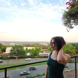 Meet your Posher, Charis